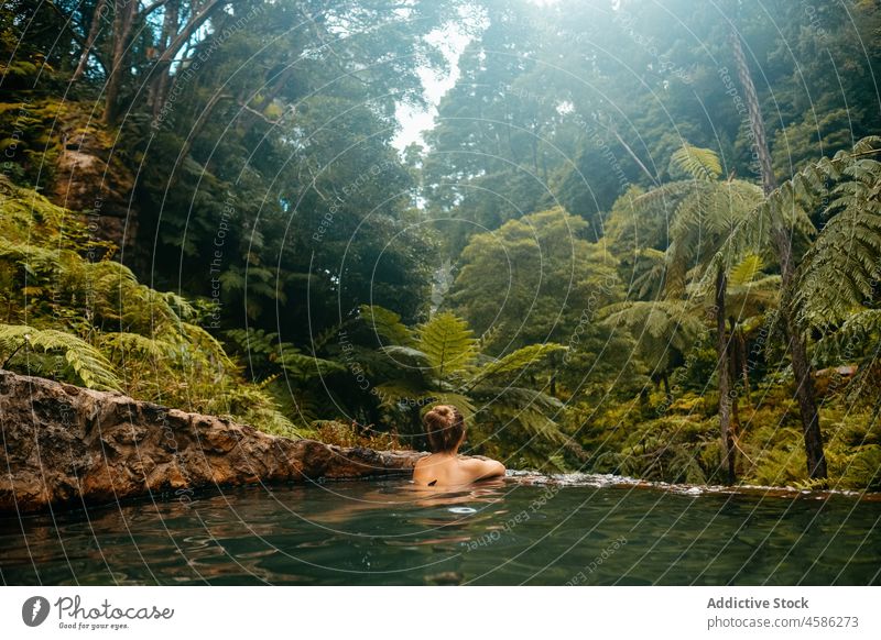 Anonymer Mann entspannt sich im tropischen Pool exotisch Handfläche Urlaub Resort Sommer schwimmen Wasser männlich jung ohne Hemd Natur Azoren São Miguel