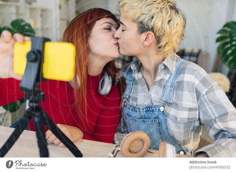 Positive Lesben, die ein Selfie mit ihrem Smartphone machen Frauen Paar Selbstportrait lesbisch Kuss Streicheln Homosexualität Blogger lgbt Partner Liebe
