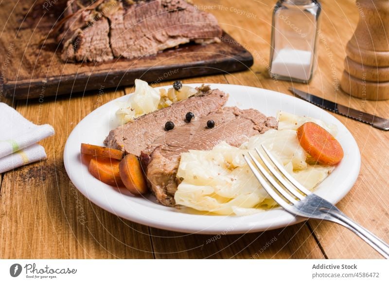 Leckeres Corned Beef mit Kohl und Karotten auf einem Teller serviert Kohlgewächse Rindfleisch lecker Gemüse Fleisch Möhre dienen geschmackvoll Tisch Speise
