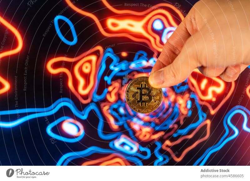 Crop Person zeigt Bitcoin im Weltraum bitcoin Geld Finanzen Krypto Raum Währung Investition Geldmünzen Gewinn monetär Kapital btc finanziell Hand Marketing