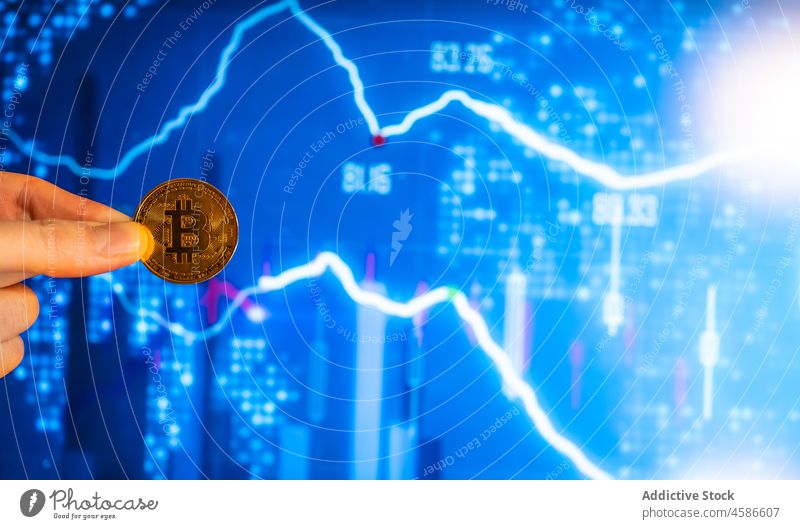 Crop Hand zeigt bitcoin über grünes Diagramm Geld Finanzen finanziell Gewinn Krypto Währung Investition Geldmünzen Tabelle Wirtschaft Marketing Gewerbe