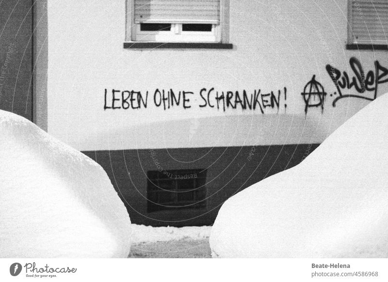 Derzeit leider kaum mehr vorstellbar ... Schnee Winter Schneeberge Hindernis Schranken Beschränkung Verbot versperrt unmöglich Denken Graffiti Aufschrift Frust