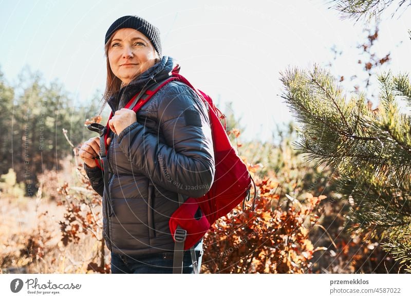 Glückliche Frau genießt Wanderung an einem sonnigen Urlaubstag. Frau mit Rucksack zu Fuß durch den Wald Ausflug wandern Abenteuer reisen Sommer Reise laufen