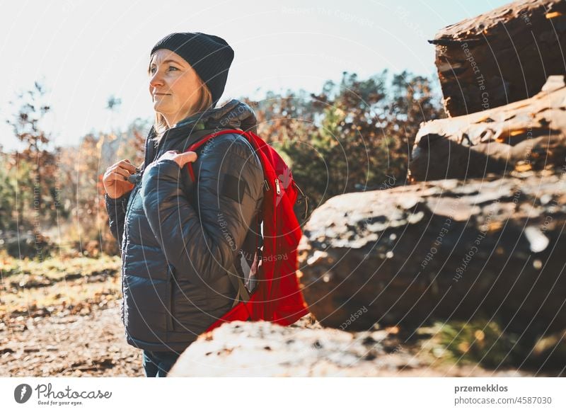 Frau genießt Wanderung an sonnigem Urlaubstag. Frau mit Rucksack zu Fuß durch den Wald Ausflug wandern Abenteuer reisen Sommer Reise laufen Fernweh Wanderer
