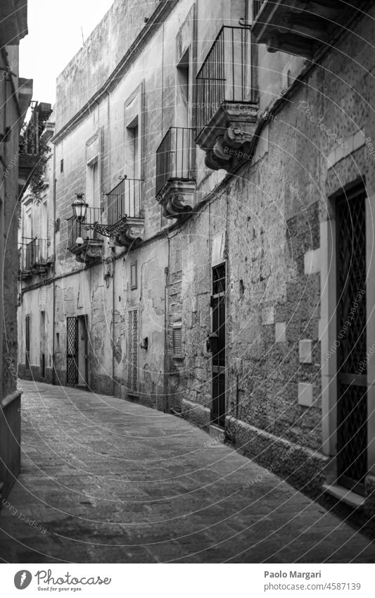 Typische Straße im historischen Zentrum von Lecce in Italien. Alte Stadt in Süditalien lecce Italienisch Apulien Salentino Pietra Leccese schwarz auf weiß bw