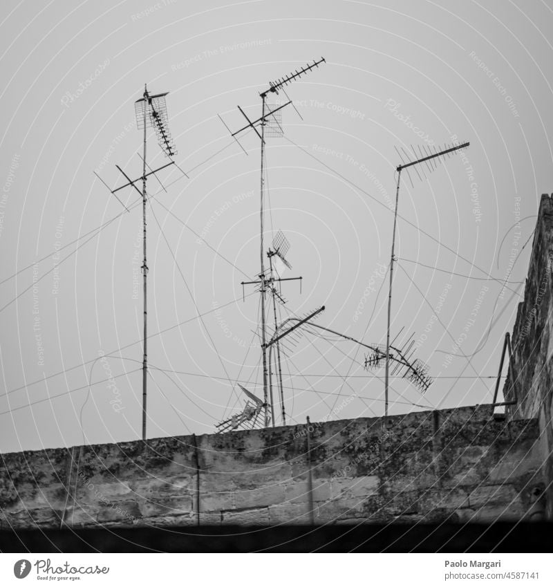 Alte Fernsehantennen auf dem Dach alter verlassener Häuser im historischen Zentrum von Lecce, Salento, Apulien, Italien lecce Antenne Antennen FERNSEHER