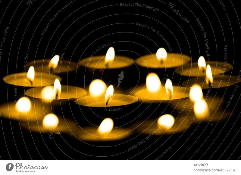 Kerzenschein Licht Kerzenlicht Weihnachten & Advent Stimmung Wärme Flamme besinnlich Kerzenflamme leuchten Hoffnung dunkel Beleuchtung Kerzendocht Meditation