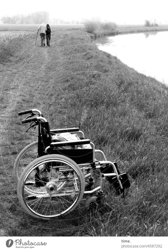 nochmal ohne Rollstuhl Fluss Spaziergang Senior Hilfe Unterstützung wiese horizont gehen stock Hilfsmittel solidarität zwei