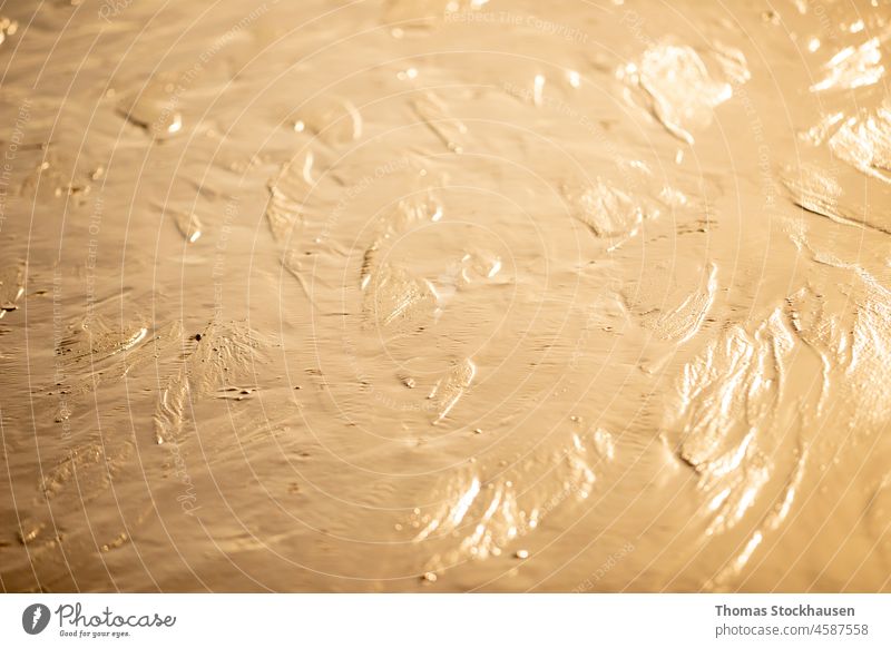 Nahaufnahme von nassem Sand an einem Strand abstrakt abstrakter Hintergrund Hintergründe braun Textfreiraum Design Schmutz Zeichnung Ebbe und Flut geologisch