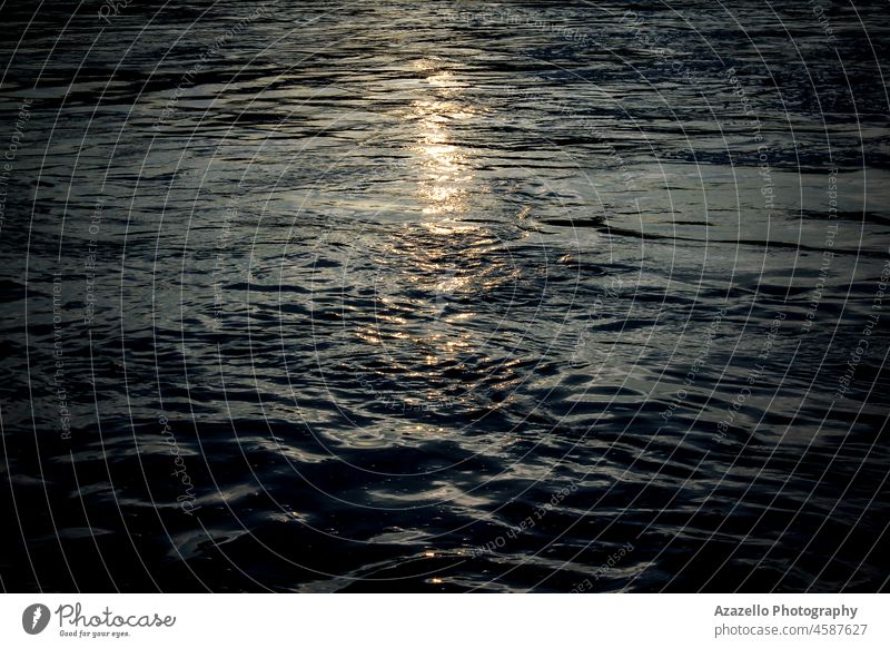 Schöne Sonnenlichtreflexe auf der Wasseroberfläche bei Sonnenuntergang. Mysterium Meditation Stimmung Nacht Mondschein Dämmerung abstrakt Umwelt Natur Schönheit