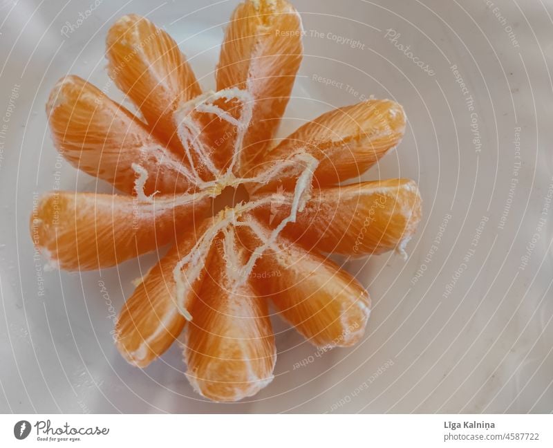 Geschälte und geöffnete Mandarine oder Clementine Vitamin Frucht lecker Lebensmittel Ernährung orange Gesundheit Farbfoto vitaminreich Vitamin C