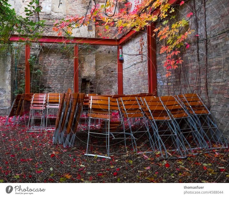 Geschlossenes Gartenrestaurant, Biergarten, im Herbst, Corona Restaurant Aussengastronomie Gartenstühle Hauswand Herbstlaub geschlossen leer Menschenleer