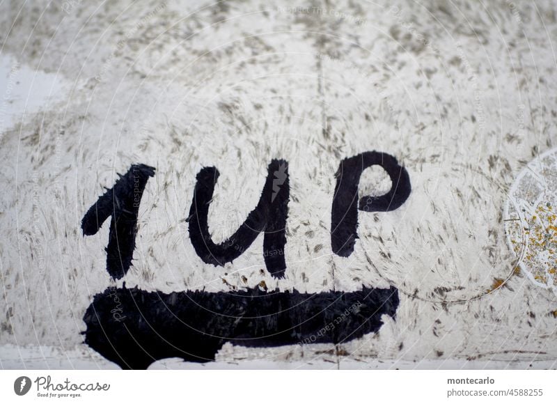 unnötig | sinnlos schwarz auf weiss abstrakt Schriftzeichen Wort Oberfläche beschmiert Graffiti Typographie grob Meinung Code Zeichen Schmiererei Aufforderung