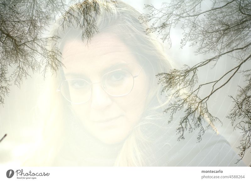 Die Schönheit im Auge des Betrachters | Gesicht Doppelbelichtung Frau Natur Wald verschmelzen Portrait thementag Wetter surreal Licht brille blick Zart Blond