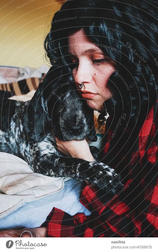 Niedliche Aufnahme einer jungen Frau, die Zeit mit ihrem Hund verbringt Haustier Liebe Familie Pflege bezaubernd liebevoll heimwärts Zusammensein