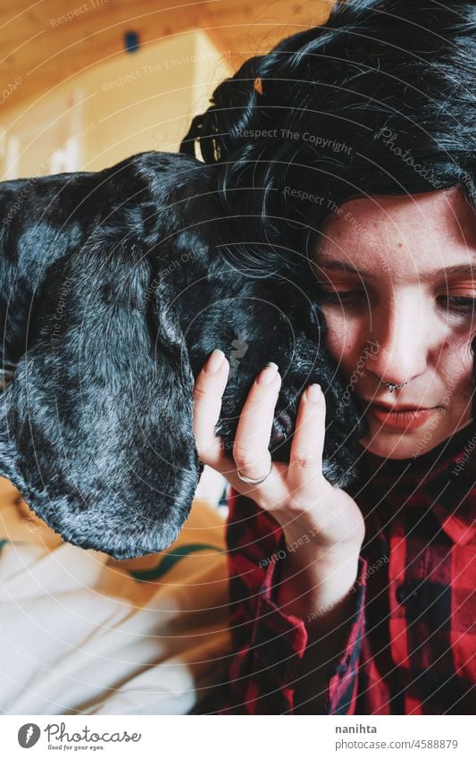 Niedliche Aufnahme einer jungen Frau, die Zeit mit ihrem Hund verbringt Haustier Liebe Familie Pflege bezaubernd liebevoll heimwärts Zusammensein