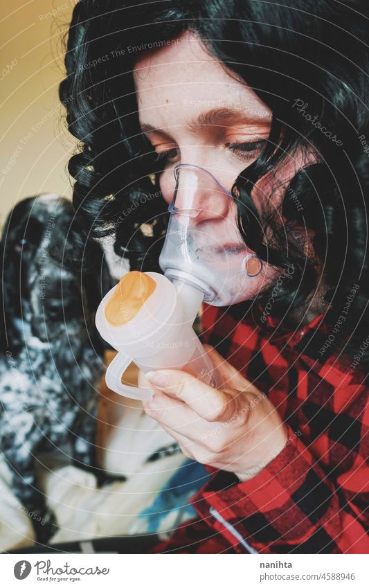 Junge Frau trägt eine Sauerstoffmaske Mundschutz medizinisch Asthma Grippe Allergie COVID Coronavirus covid-19 atmen krank Krankheit Gesundheitswesen jung