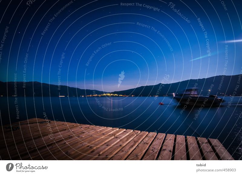 Fjord bei Nacht Ferien & Urlaub & Reisen Wasser Himmel Stern Vollmond Küste Steg Sportboot Nachthimmel Sternenhimmel blau Wasseroberfläche Farbfoto