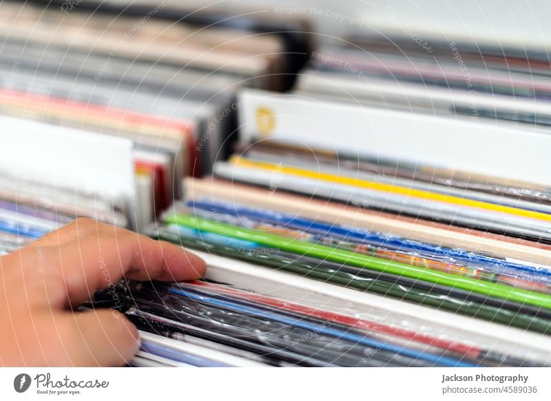 Die Wahl des Vinyl-Albums im Schallplattengeschäft wählen Aufzeichnen Werkstatt Nahaufnahme Haufen Plattenteller Floh Hand Grammophon verwendet Einzelhandel