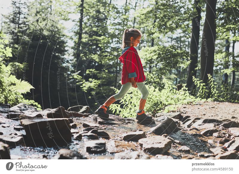Kleines Mädchen, das in den Bergen spazieren geht und seine Sommerferien in der Natur verbringt Abenteuer Ausflug reisen wandern Kind Urlaub Trekking aktiv