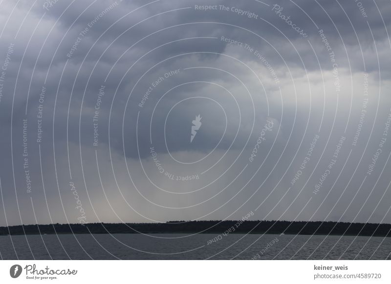 Dramatischer Himmel über der mecklenburgischen See dramatisch Wasser Regenwetter Wetter Seenot Regenwolken Licht düster Starkregen Horizont duster