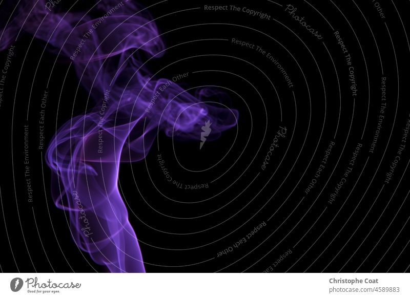 Abstrakter lilafarbener Rauch, der auf einem schwarzen Hintergrund wirbelt. abstrakt abstrakte Hintergründe Kunst Zigarre Zigarette Wolke - Himmel Kurve
