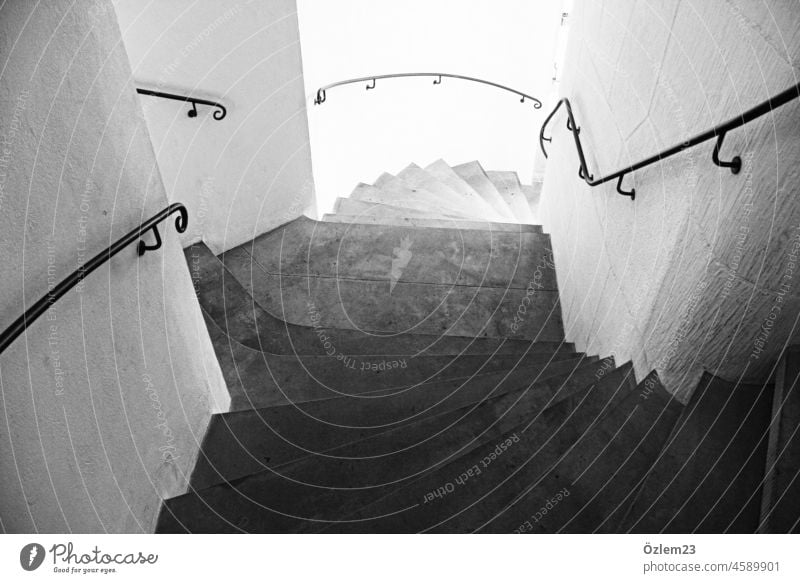 Wendeltreppe mit unzähligen Stufen Treppe Schwarzweißfoto Architektur Geländer Menschenleer Treppengeländer aufwärts abwärts Wand Innenaufnahme