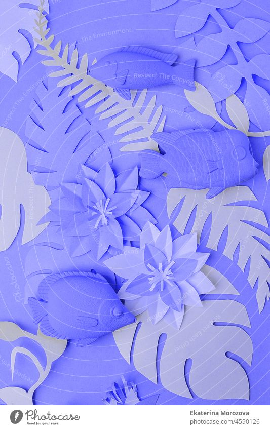Farbe des Jahres 2022 Konzept. Fisch-Spielzeug-Set und Origami-Papierhandwerk Blumen, Zweige, monochrome minimal Urlaub Sommer-Konzept, ultraviolett, lila Farbe