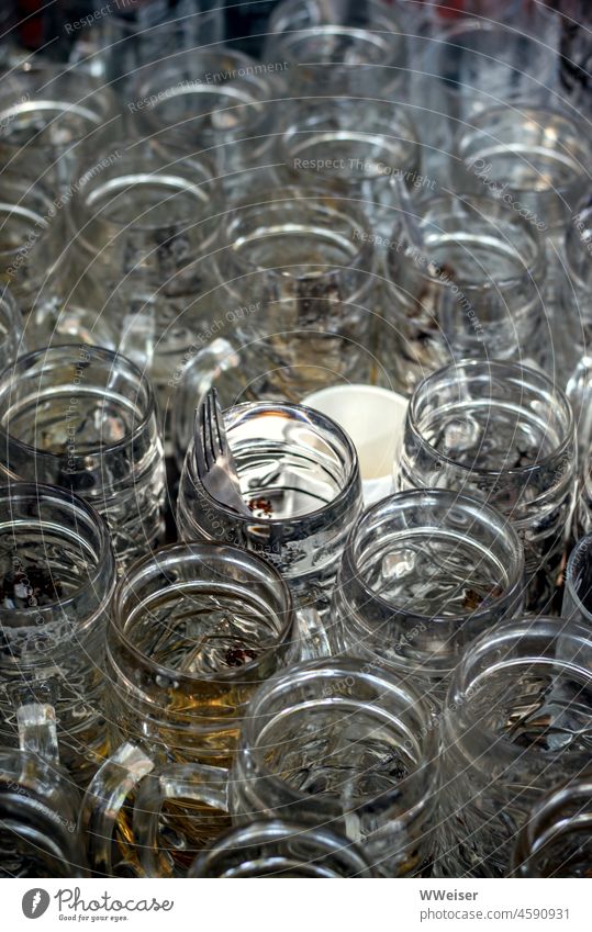 Viele leere und halbleere Biergläser sind zusammengestellt, in einigen steckt Besteck Biergarten Humpen trinken Getränk draußen Reste Tasse Geschirr abräumen
