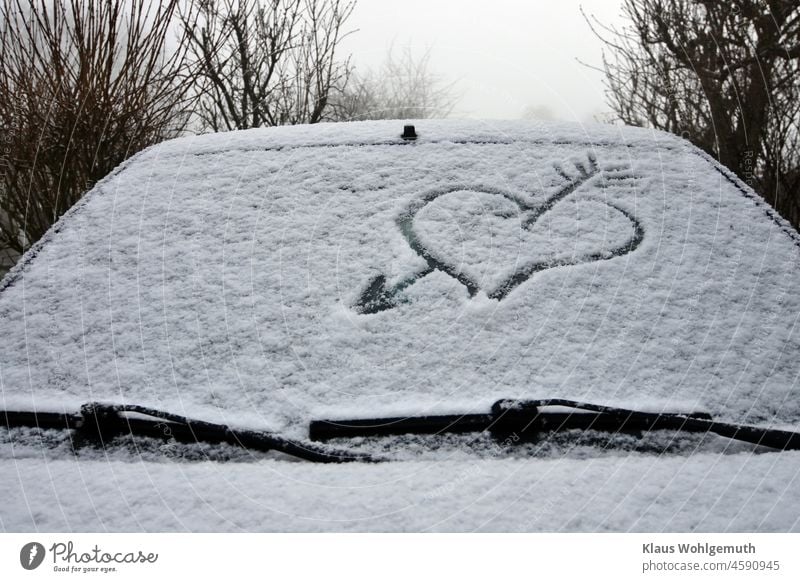 Herz mit Pfeil in den Schnee auf einer Autoscheibe gezeichnet herzförmig herz mit pfeil Zeichnung FRontscheibe Autofenster Winter Piktogramm Liebe Gefühle