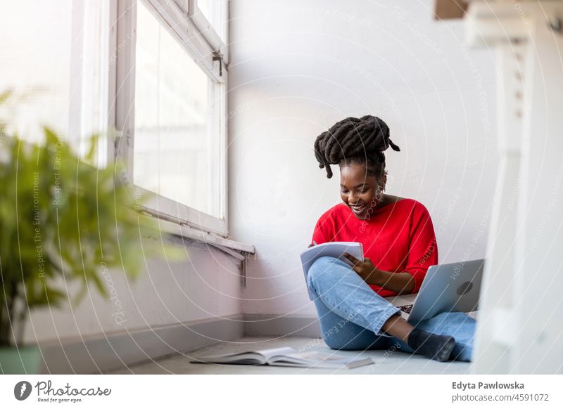 Studentin studiert zu Hause schwarz Jahrtausende Hipster im Innenbereich Loft Fenster natürlich Erwachsener eine attraktiv gelungen Menschen selbstbewusst