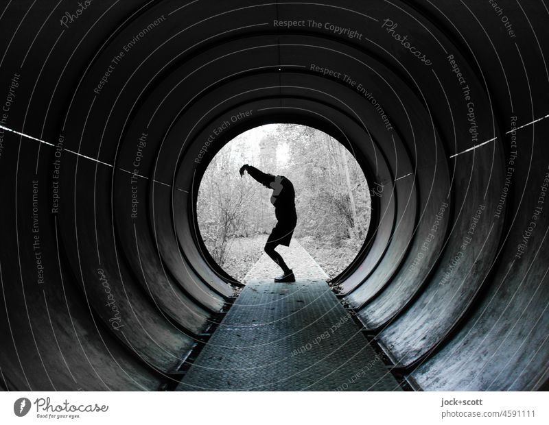 Silly Walks am Ende des Tunnels Röhre Silhouette Schatten Tunnelblick Wege & Pfade Gegenlicht Kontrast Mensch Strukturen & Formen Steg Gang rund Architektur