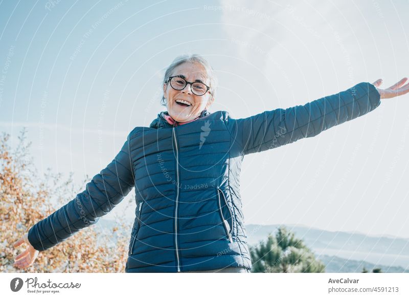 Eine ältere alte Frau feiert Porträt glücklich neue Horizonte. Beginnt neue Gewohnheiten für das neue Jahr. Trekking und gesunder Lebensstil.Rentnerin. Aging, Menschen, aktiven Lebensstil und Gesundheit Konzept