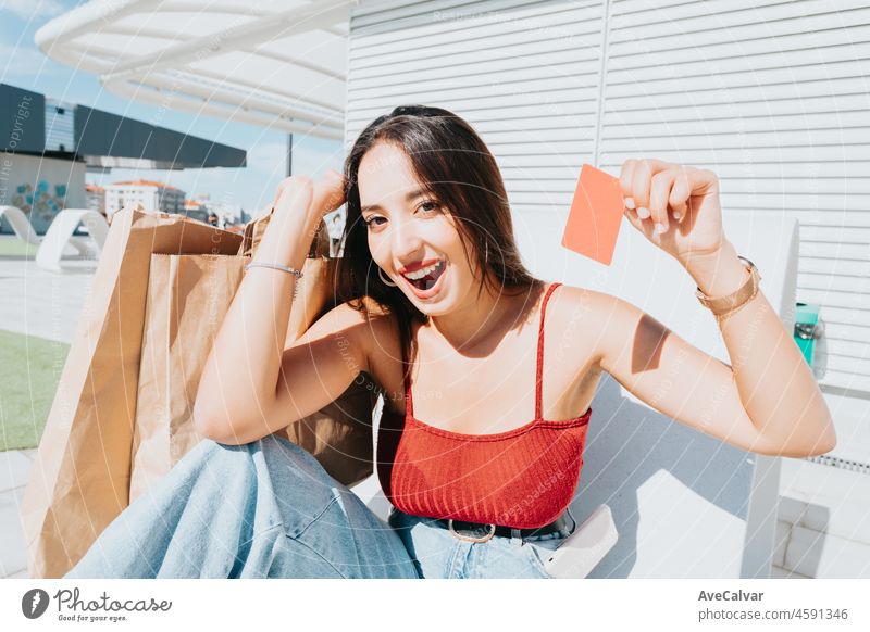 Junge afrikanische Frau hält eine Kreditkarte blanck Raum Einkaufen im Freien mit Kopie Raum. Glücklich, trendy Hipster Mädchen Bestellung von Lebensmitteln online, Buchung von Tickets während eines sonnigen day.Trendy junge Menschen überraschen