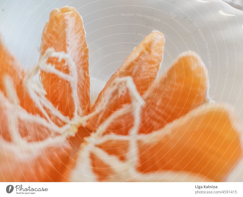Geschälte und geöffnete Mandarine oder Clementine Zitrusfrüchte Frucht orange Lebensmittel Gesundheit frisch organisch süß Farbfoto Vegetarier natürlich