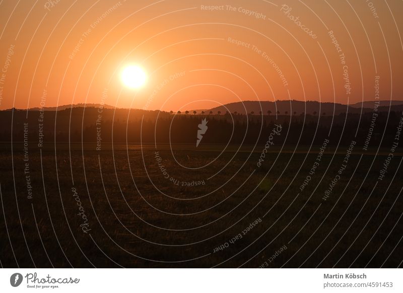 romantischer Sonnenuntergang hinter einem Hügel vor einer Wiese. geheimnisvoll reisen Toskana weit Linie Natur Baum schön Ansicht Urlaub Himmel Ackerbau Feld