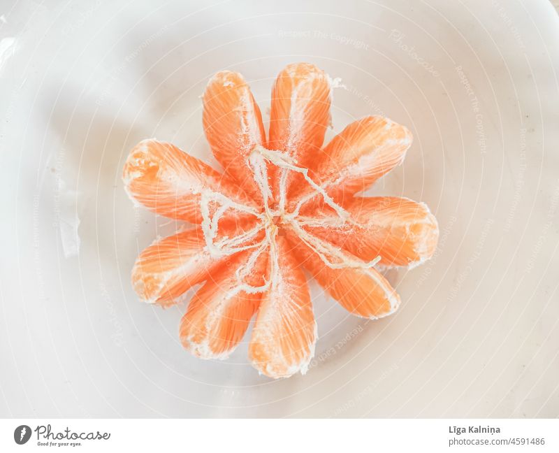 Geschälte und geöffnete Mandarine oder Clementine Vitamin Frucht lecker Lebensmittel grün orange Zitrusfrüchte frisch fruchtig Vegetarische Ernährung