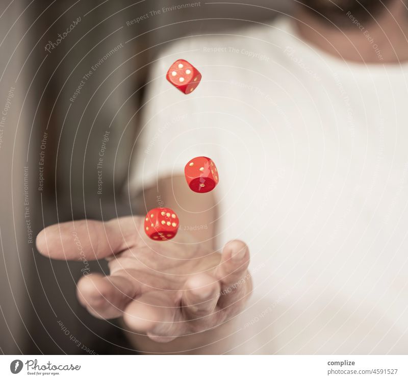 Mann der mit roten Würfeln jongliert Glücksspieler profit Resultat Glückssache Fortuna positives denken winner rollin dices risikofreudig kalkulieren finanz
