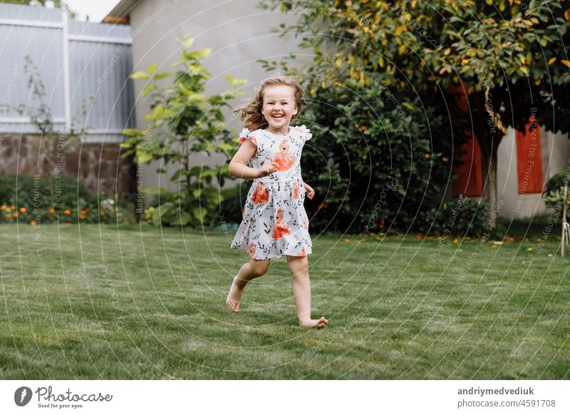 Kleines glückliches Mädchen, das Spaß im grünen Sommerpark hat. glückliche Kindheit schön niedlich Natur Frühling Gras jung Fröhlichkeit Glück Freude wenig