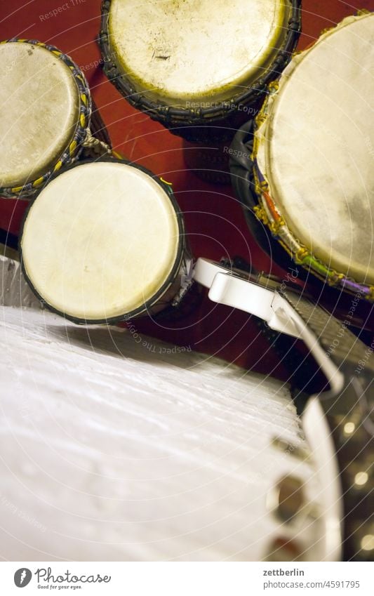 Proberaum Saiteninstrumente conga folk folklore hausmusik holz instrumentenbau konga musikinstrument percussion perkussion saiteninstrument shaker stehen