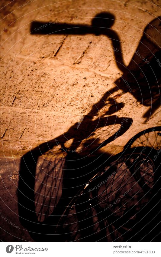 Schatten von einem Fahrrad im Keller abstellanlage abstellraum fahrrad fahrradkeller fahrradparkplatz feierabend parken parkhaus wohnen wohnhaus lenker