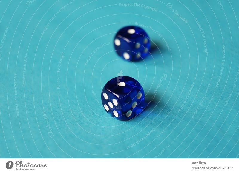 Eine lebendige monochromatische Makro mit Tiefenschärfe über zwei blaue Glas Glücksspiel Würfel mit zwei Unglückszahl ein auf blauem Hintergrund. Spiel Wette