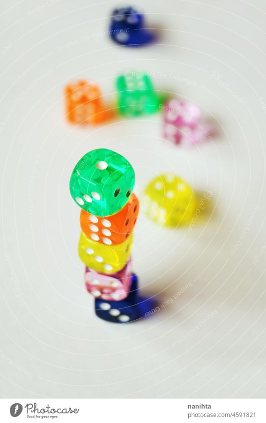 Eine lebendige bunte Makro mit Tiefenschärfe über Glas Glücksspiel Würfel, isoliert und gestapelt ein, auf weißem Hintergrund. Spiel Wette abstrakt farbenfroh