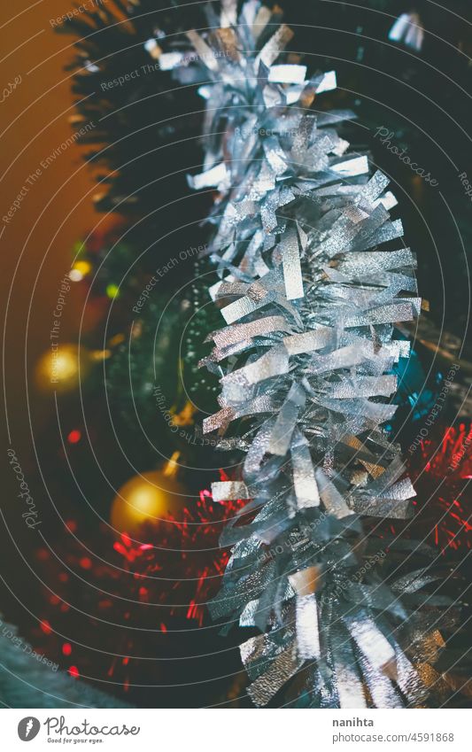 Details der Weihnachtsdekoration über einem Weihnachtsbaum Weihnachten Dekor Dekoration & Verzierung Girlande Baum Glitter funkelnd Hintergrund Veranstaltung