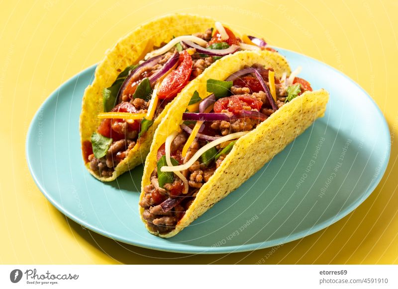 Traditionelle mexikanische Tacos mit Fleisch und Gemüse Rindfleisch Käse Farbe Abendessen Lebensmittel frisch Bestandteil vereinzelt Salat Zwiebel Paprika