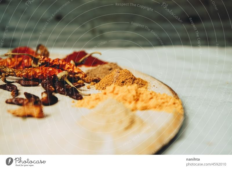 Stilleben mit exotischen und scharfen Gewürzen Würzig Inder arabisch tumerisch Ingwer Pulver Paprika heiß kühl Bestandteil Knoblauch Muskat Cayenne