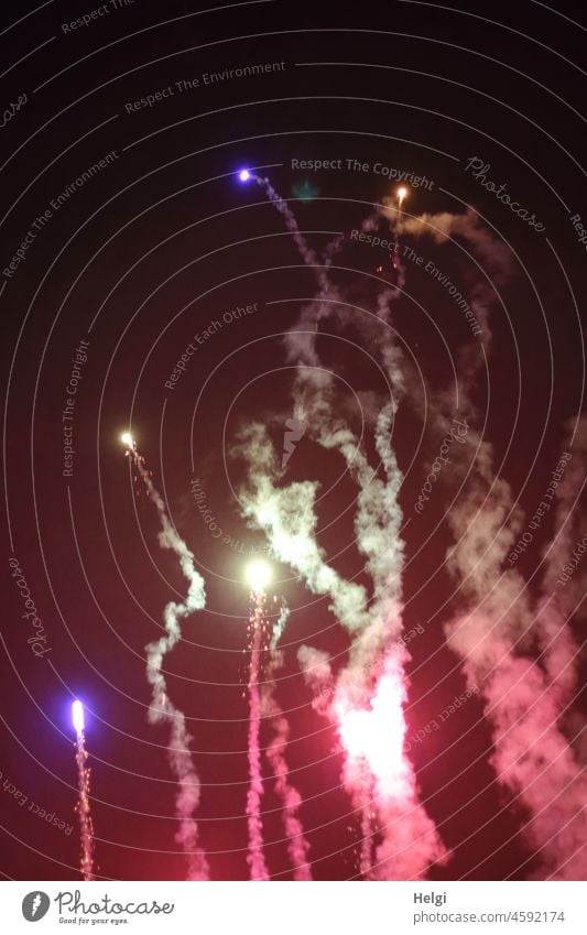 Guten Rusch ins neue Jahr! Feuerwerk Silvester u. Neujahr Funken Explosion Party Pyrotechnik Feste & Feiern Nacht Licht Außenaufnahme Farbfoto Nachthimmel