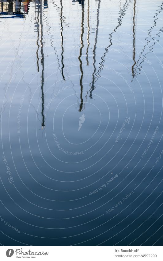 Spiegelung von Masten von Segelbooten auf dem Wasser Menschenleer verschwommen blau Reflexion & Spiegelung Spiegelung im Wasser Boote See