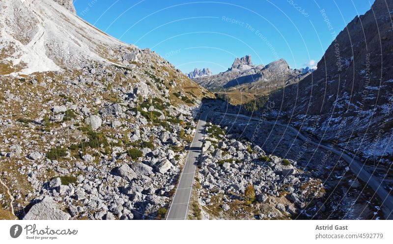 Luftaufnahme mit einer Drohne vom Valparolapass in Südtirol, Italien luftaufnahme drohnenfoto straße gebirge valparolapass dolomiten südtirol italien landschaft