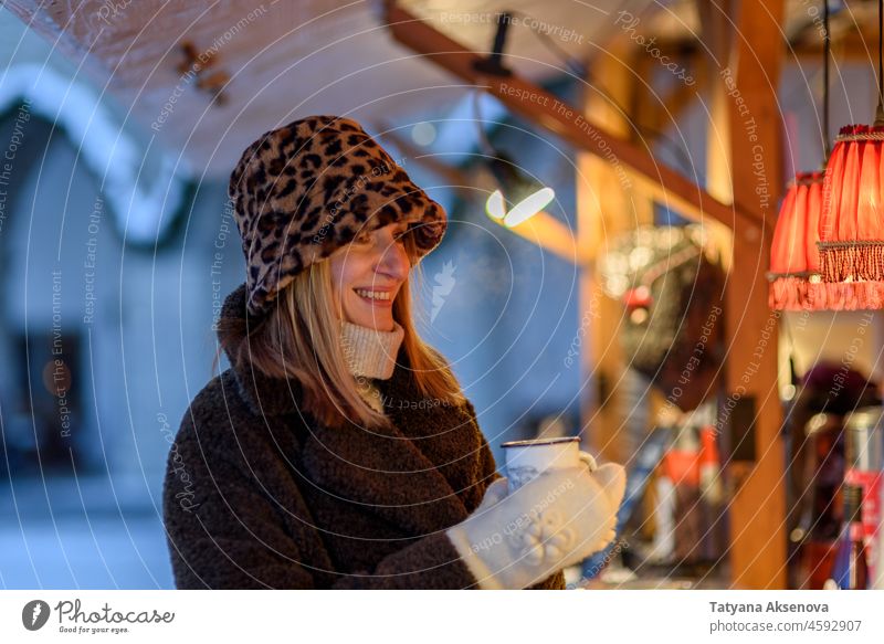 Frau auf dem Weihnachtsmarkt in Tallinn Weihnachten Estland Altstadt Heißgetränk Glühwein Tasse Lächeln wiederverwendbar im Freien Lifestyle Winter Erwachsener